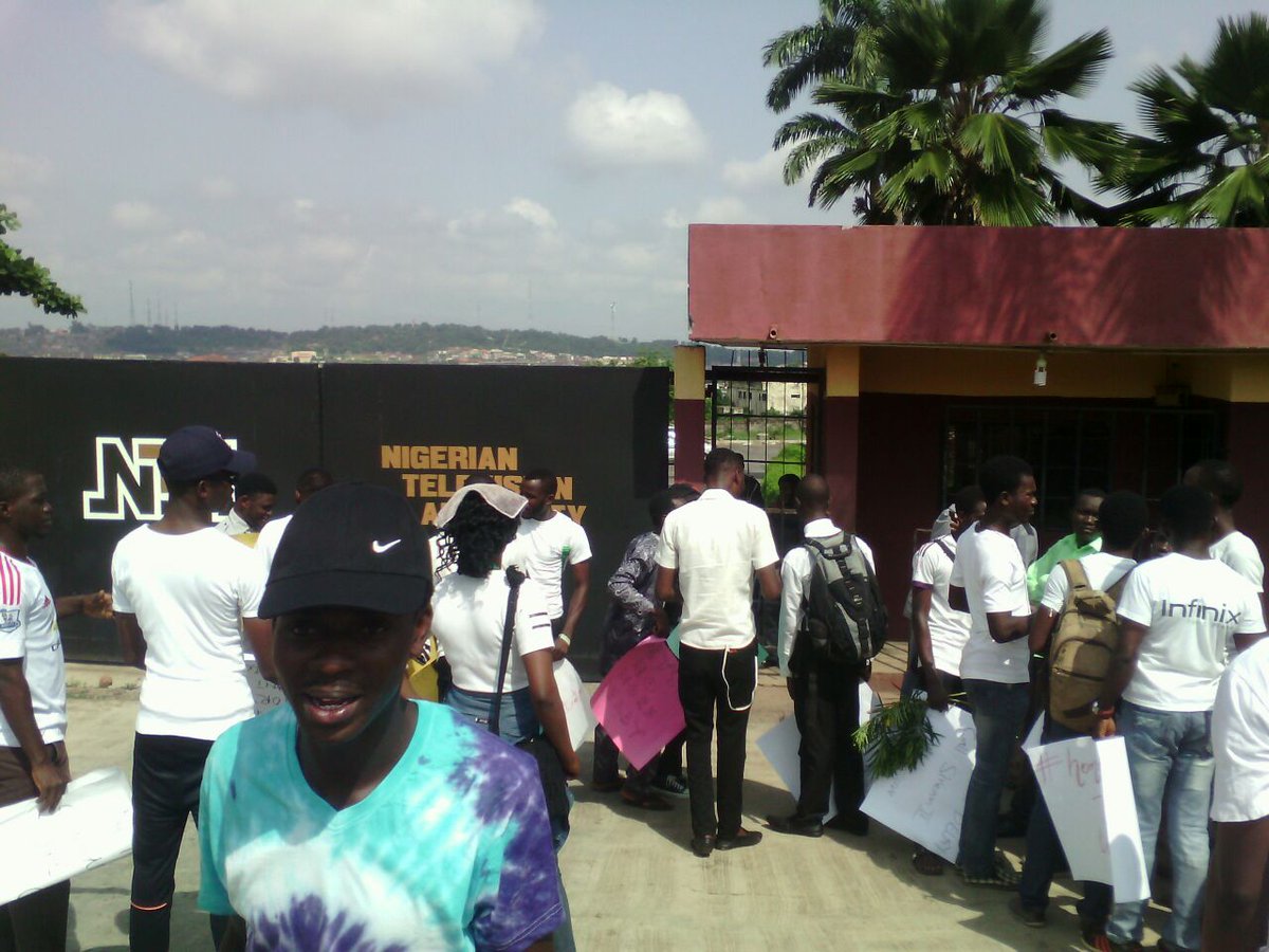Presidentsegun's tweet photo. Ibadan PCMs peaceful protest #NoPostponementOf2016BatchAStream2 #NYSCPeacefulProtest CC: @nysc_ng @channelstv https://t.co/DHMKmtp7Px