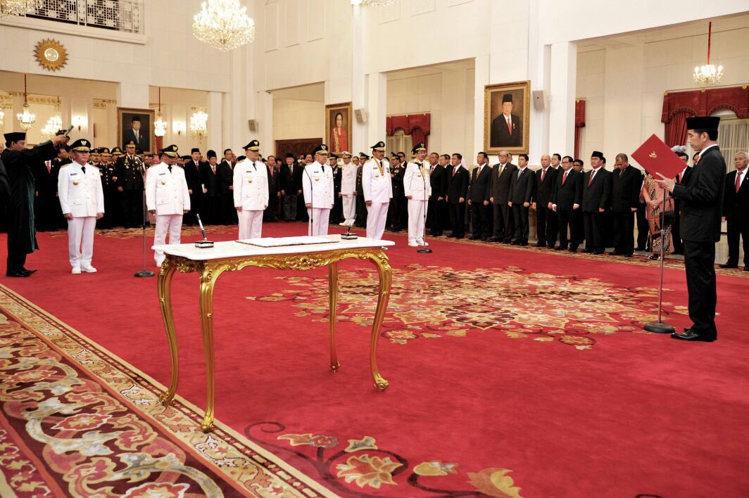 jokowi's tweet photo. Gubernur &amp; Wagub yg baru dilantik harus dekat dg rakyat. Siapkan daerah di era kompetisi. Selamat bertugas -Jkw https://t.co/5JMniFxmRv