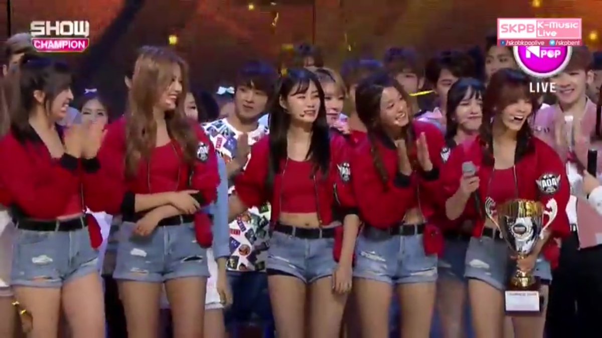AOA_TH's tweet photo. ตอนประกาศรางวัล ยูนาโอบน้องยูริมาข้างๆด้วยค่ะ  พี่น้องคู่นี้รักกันจริงๆเลย น่ารัก 😍 #GoodLuck2ndwin https://t.co/cFQt7VS7MA