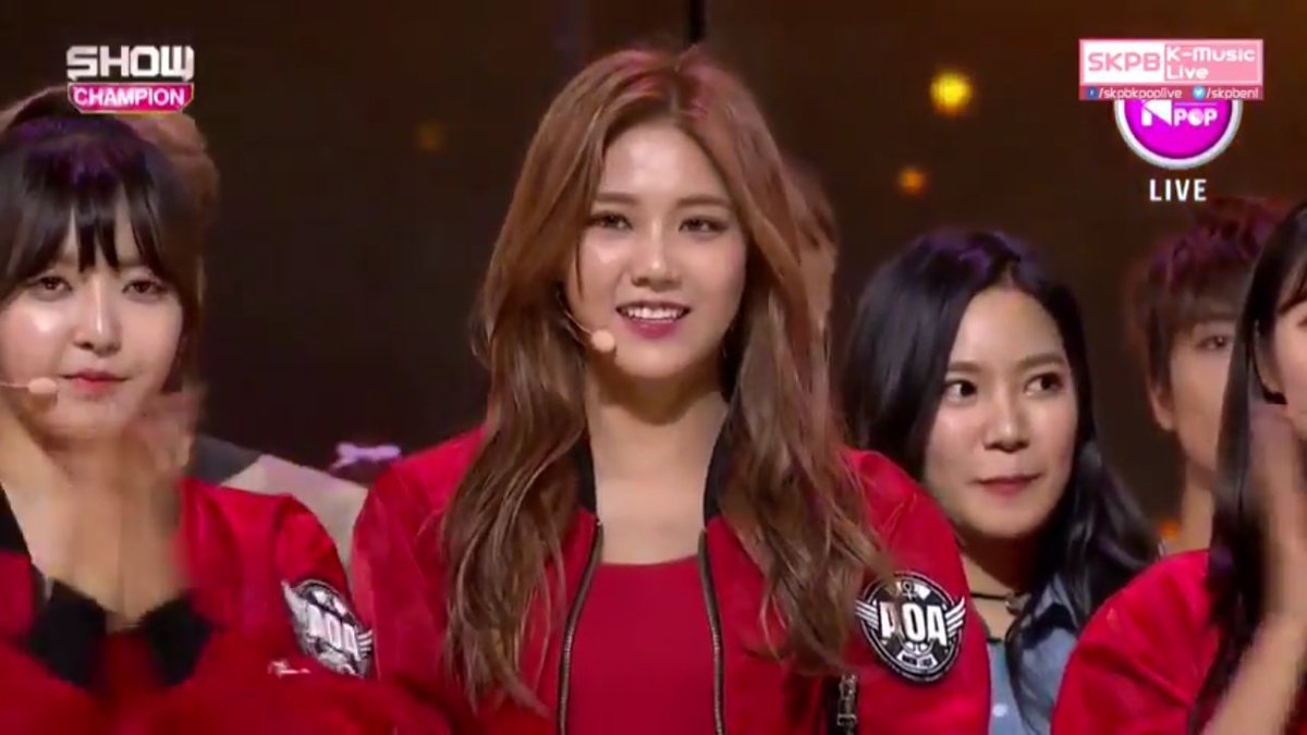 AOA_TH's tweet photo. ตอนประกาศรางวัล ยูนาโอบน้องยูริมาข้างๆด้วยค่ะ  พี่น้องคู่นี้รักกันจริงๆเลย น่ารัก 😍 #GoodLuck2ndwin https://t.co/cFQt7VS7MA