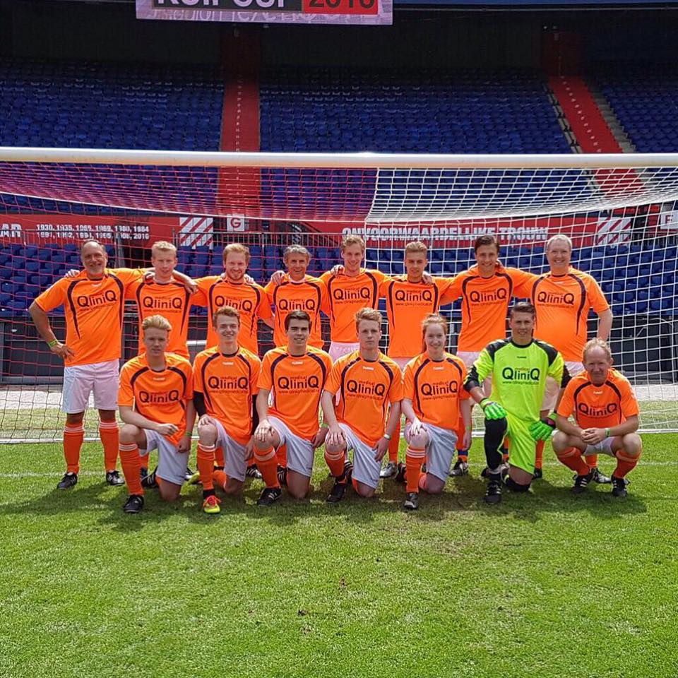 LarsLigamentsNL's tweet photo. @jansenewold kreeg na zijn #VKB revalidatie de kers op de taart.Deelname aan de Kuip Cup #heiligegrond @fckruisband https://t.co/IJv98K1qGm