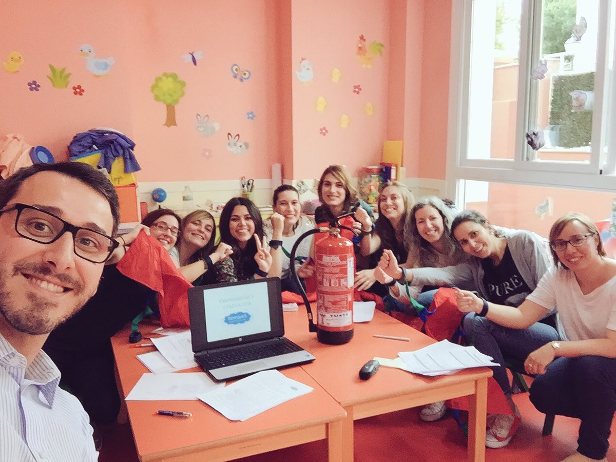 eidepeques's tweet image. Recibiendo formación para saber evacuar la escuela ante una #emergencia. Gracias a María José, de @Laborsalus. 🚨🚨🚨