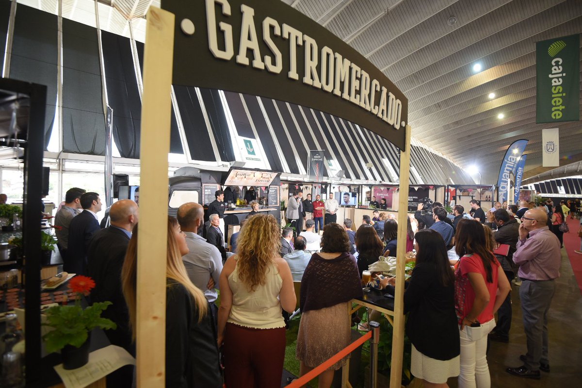 dorada_especial's tweet image. Maravilloso el ambiente que hemos vivido en la Cata con Félix Guio, nuestros Chefs y un público estupendo #SGC16