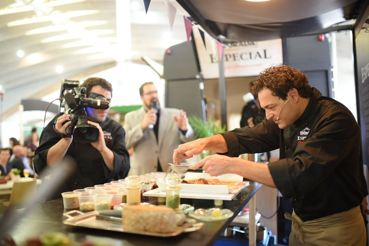 dorada_especial's tweet image. Maravilloso el ambiente que hemos vivido en la Cata con Félix Guio, nuestros Chefs y un público estupendo #SGC16