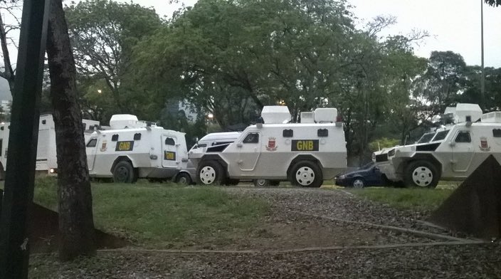dipervenca's tweet photo. Estacionaron varias tanquetas antimotines frente a la UCV #25M https://t.co/LeTwmYysXJ