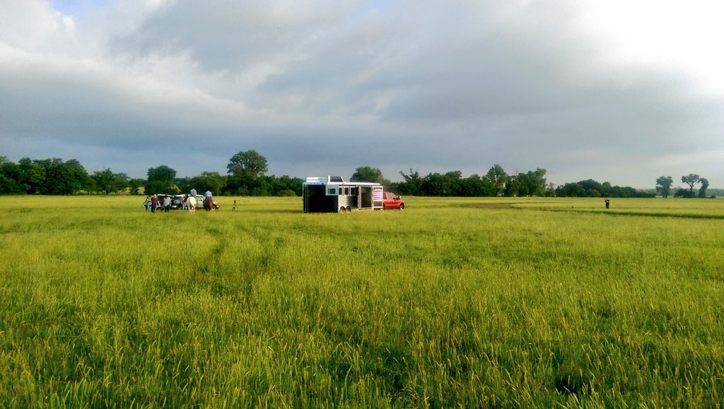 AmandaClae's tweet photo. Beautiful day to shoot #harttrailer #doxarodeo #wintercreekfarms. W/ @ReaganElkins @MrsMadiElkins https://t.co/MkV5bq8T8B