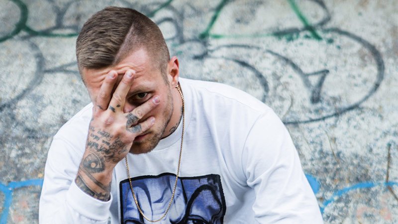 Hiphopde's tweet photo. Kontra K und Milonair winken ihre bislang größten Charts-Erfolge https://t.co/MEuuFuIoct @KontraKDoberman @A2ZLACKZ https://t.co/cCdJ0EnKIz