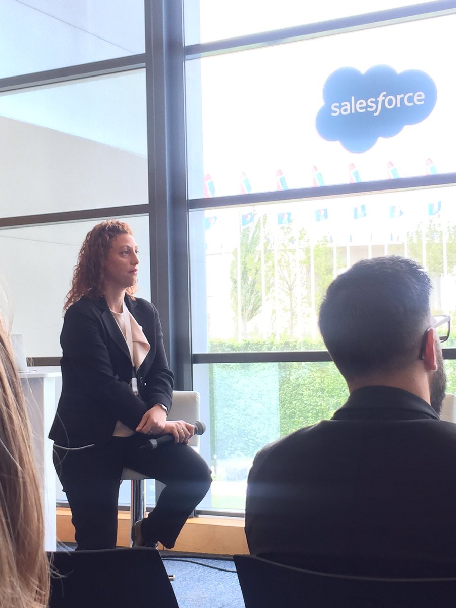 A punto de empezar la charla de @AyedMarta en <a href="/salesforce/">Salesforce</a> Essentials Madrid! La experiencia de <a href="/confianzaonline/">Confianza Online</a>