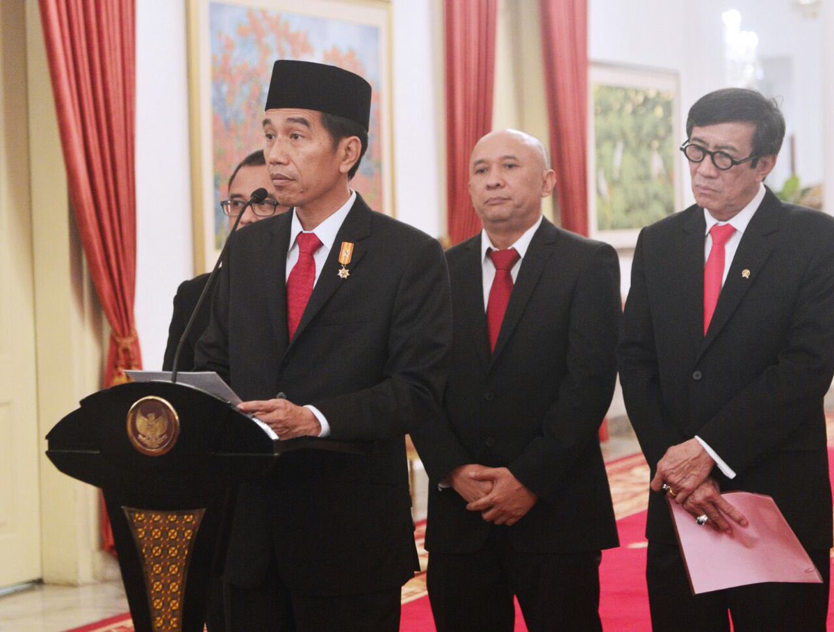 jokowi's tweet photo. Hari ini Perppu perlindungan anak ditandatangani. Penanganan kejahatan seksual pd anak harus dg cara luar biasa -Jkw https://t.co/MlZaNsWIBU