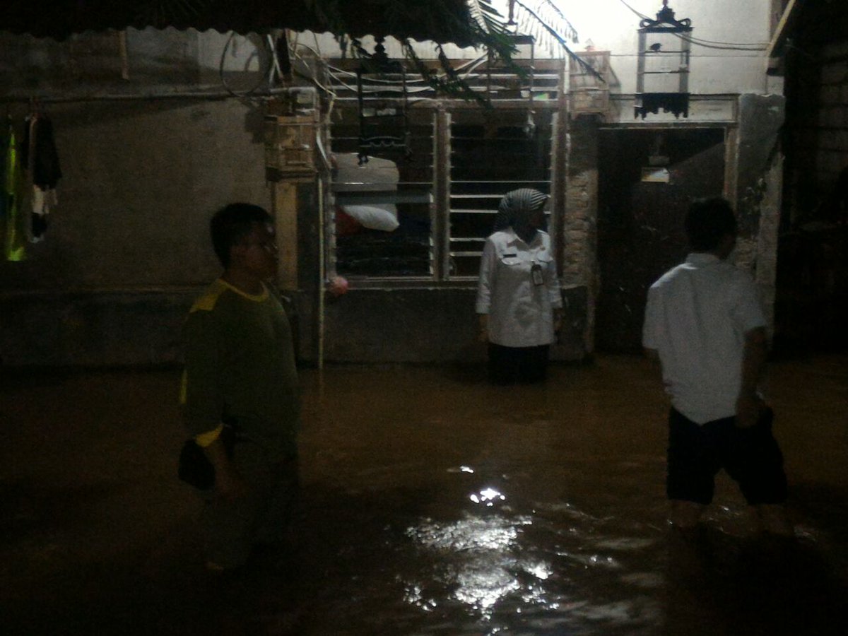 KecKebonJeruk's tweet photo. Luapan kali Pesanggrahan RT 10 Rw 05 Kedoya Selatan karena belum sampai nya pembangunan Sheetpile https://t.co/Fnz7i5sDfT