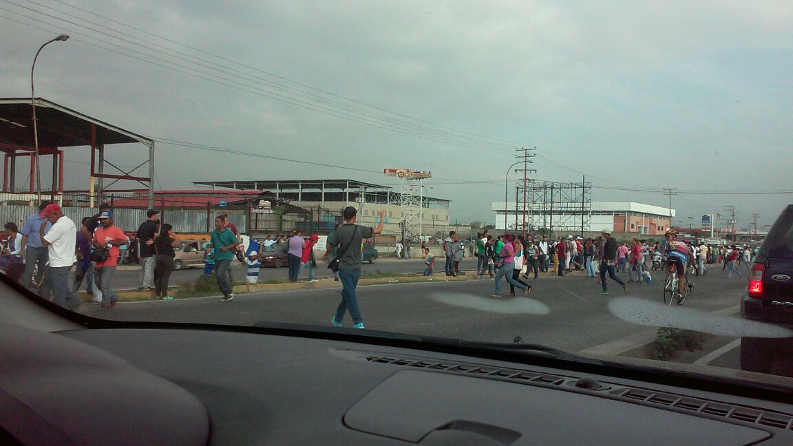 Ijuanaguilar's tweet photo. Situaci��n irregular en HyperLider #FlorAmarillo Con el hambre del pueblo no se juega,malas políticas; consecuencias! https://t.co/WJbQdZGZTv