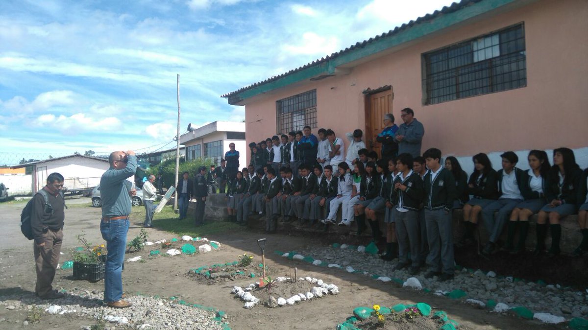 EducacionZ2_Ec's tweet photo. Apadrinamiento Institución Educativa Cayambe, siembra de plantas nativas. #Distrito17D10 #ViveLaEducaciónEC https://t.co/hQlRdqZCCE