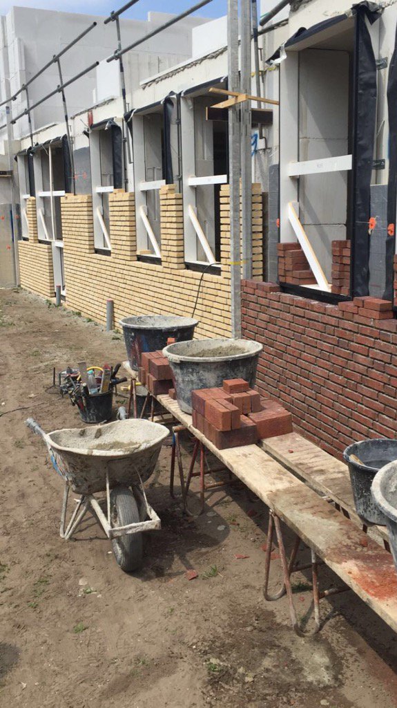 <a href="/RKB_Doetinchem/">Raab Karcher</a> eerste stenen verlegd <a href="/VanCampenBouw/">Van Campen Bouwgroep</a> #Leersum <a href="/metselsteen/">Caprice</a> #mooi begin