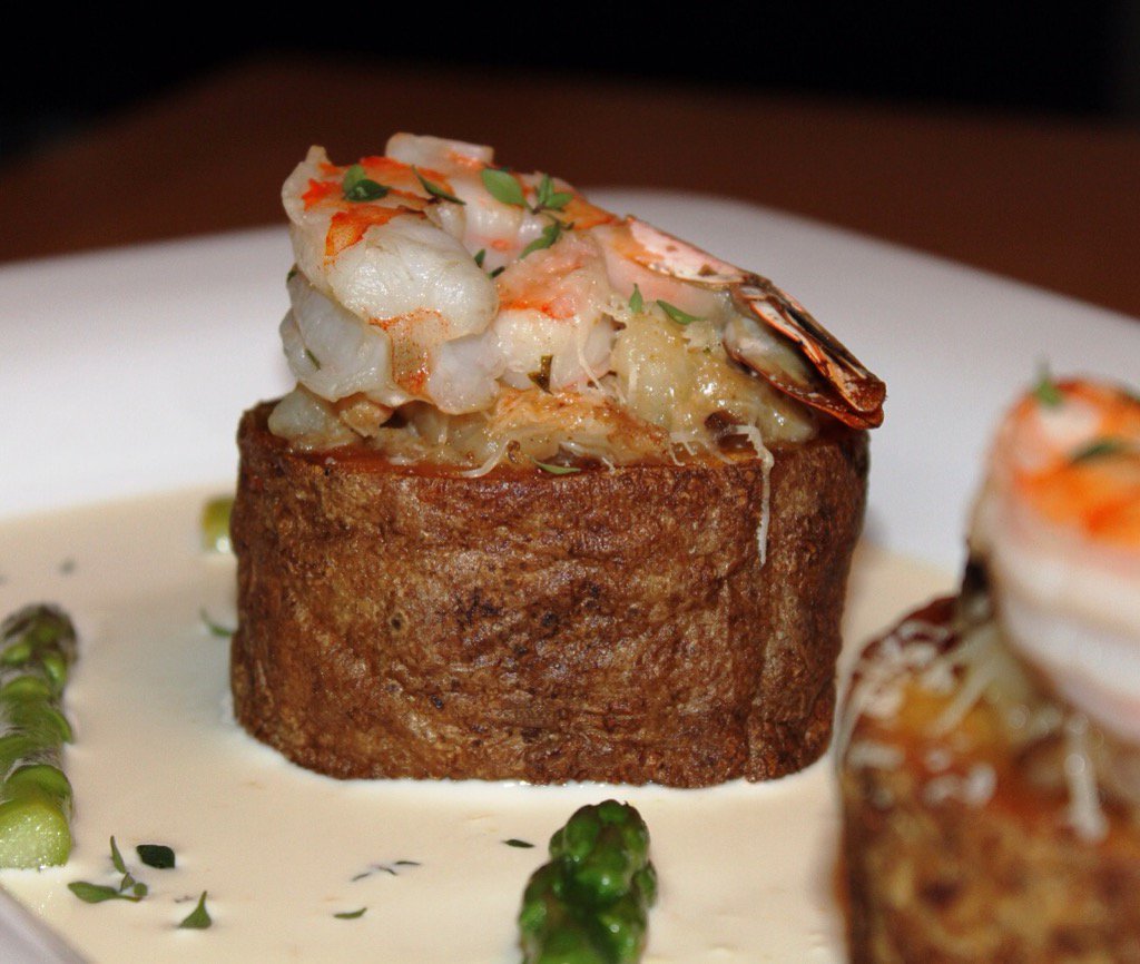 dwilliamcooks's tweet photo. Crab and shrimp stuffed potatoes in a lemon cream sauce. @dwilliamcooks #stuffedpotatoes https://t.co/otDKCAkhEb