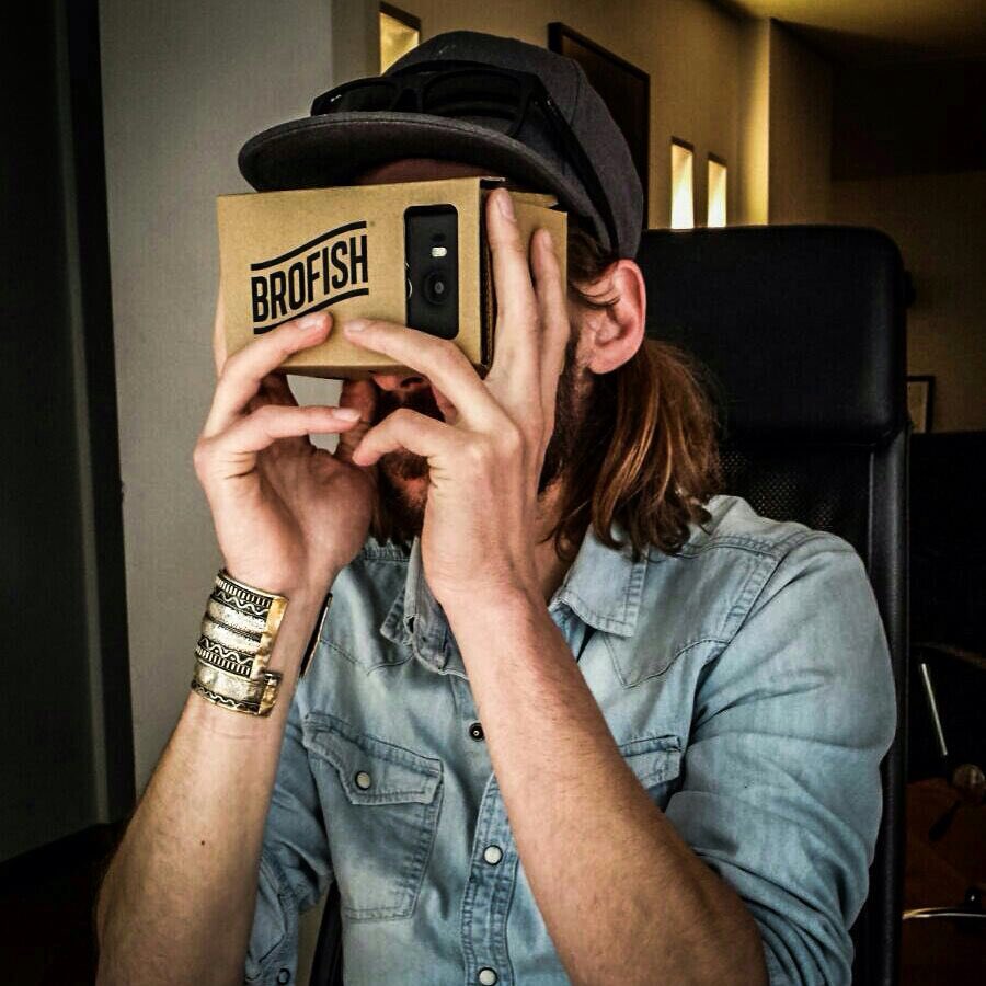 TakeTwoMerk's tweet photo. Experimenteren met de Brofish VR-bril. Dit gaan we zeker een keer inzetten voor een van onze klanten! #brofish #vr https://t.co/UKkcyFTlge