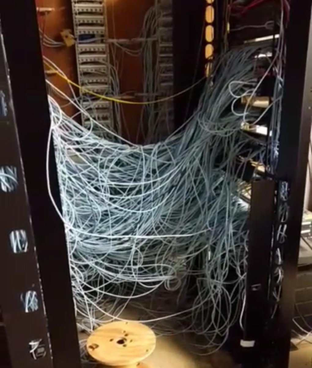 BradChacos's tweet image. Don&apos;t go into server room B. Server room B is where the Spider Queen lives. reddit.com/r/cablefail/co…