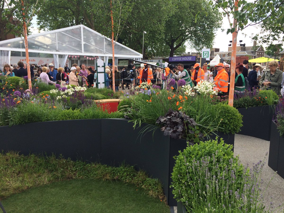 leethegardener's tweet photo. Please vote for us on the Fresh gardens people's choice award on the rhs website 😬 https://t.co/UkS3Jpo2lk