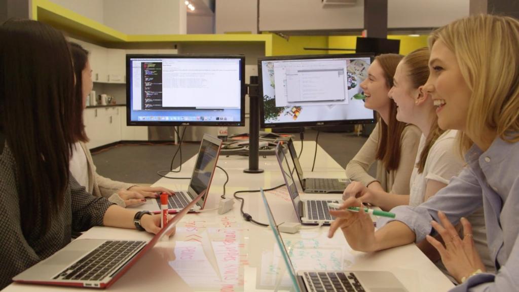 ForbesWomen's tweet image. Supermodel Karlie Kloss thinks more women should code: Here's what she's doing about it: 
onforb.es/1WT2Q9B