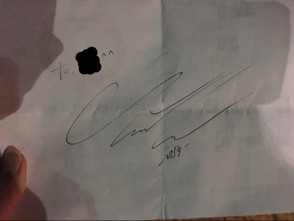 [Fanaccount] 160525 Alguien recibió la firma de Minho. CjTlkqdUgAAM7ZJ