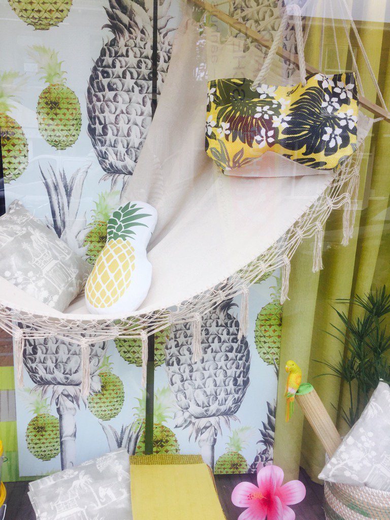 Zomer bij 't Verfhuis in Leiden! Behang Loftcollectie <a href="/studio_onszelf/">studio onszelf Amsterdam</a>. #haaldezomerinhuis #woontrend #ananasgeel