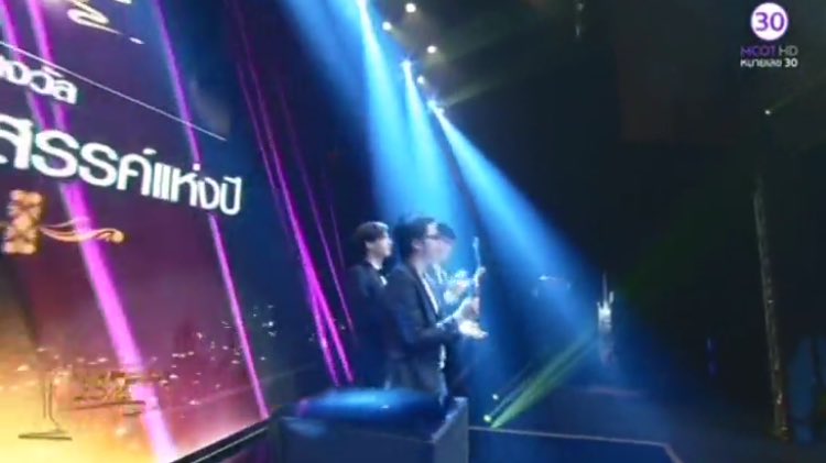 Jira_ts's tweet photo. ยินดีด้วยค่ะ🎉 #hormonestheseries3 #hormonesscriptteam #NineEntertainAwards2016 https://t.co/1b4ZUMexVJ