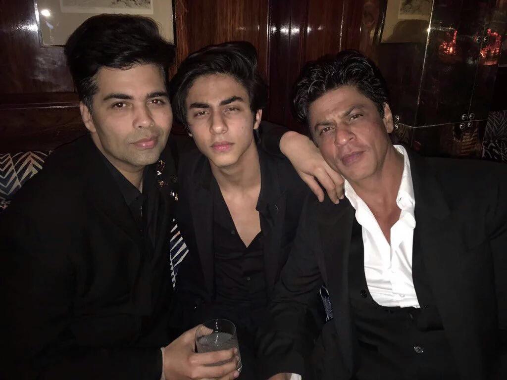 SRKFCI's tweet photo. Shah Rukh Khan bersama Aryan Khan dan Karan Johar di pesta ulang tahun Karan Johar ❤❤❤ https://t.co/gLLif6Et5l