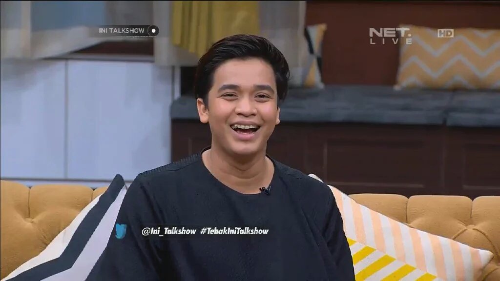rayapetra's tweet photo. senyumu mengalihkan duniaku @bangbily cius gak peres #BillyIniTalkshowNET https://t.co/xwSxlYEYqa