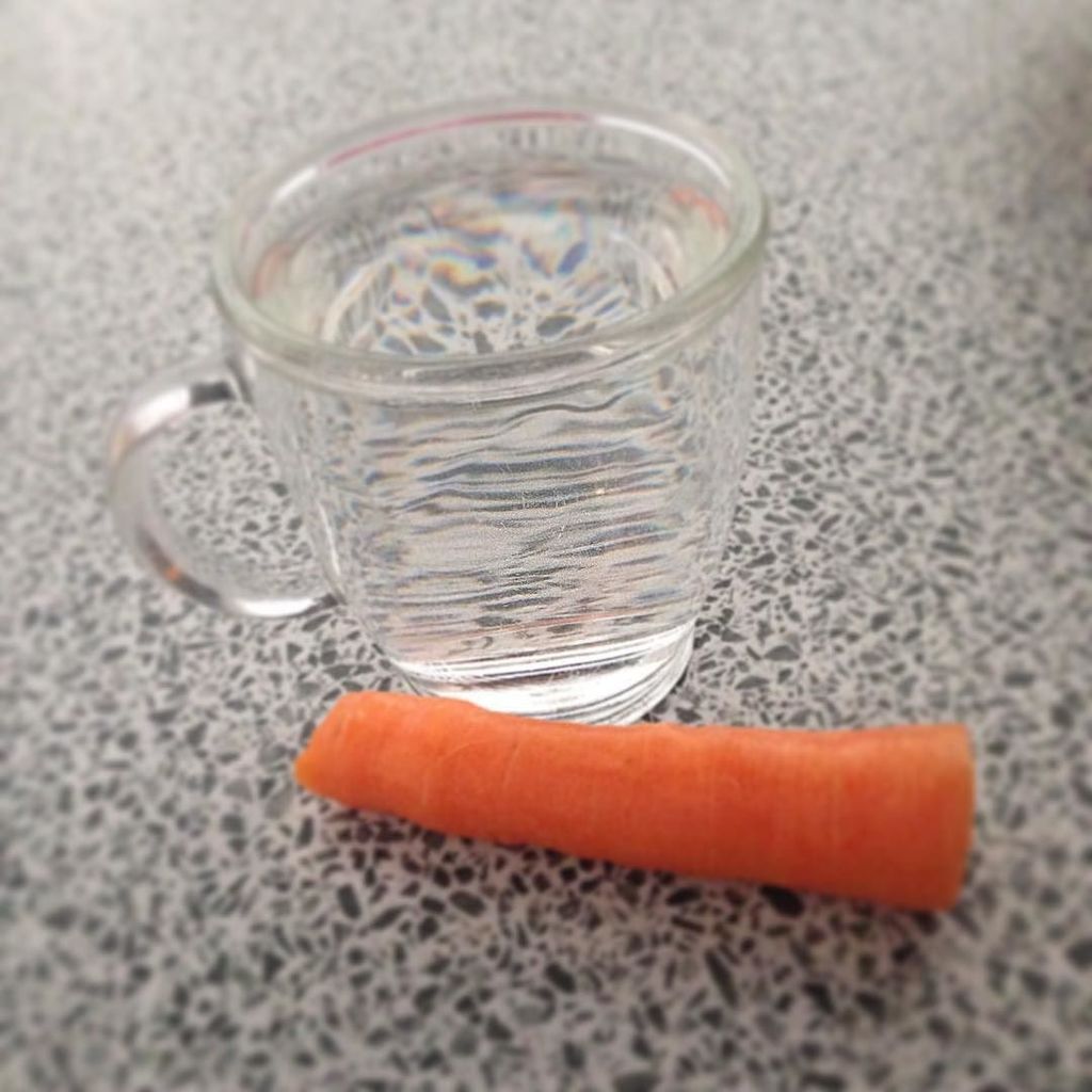 My Healty snack 😋 #Healtysnack  #myheathysnack #snack #snacktime #carrot #water #lifestyle ift.tt/1WiCbSX