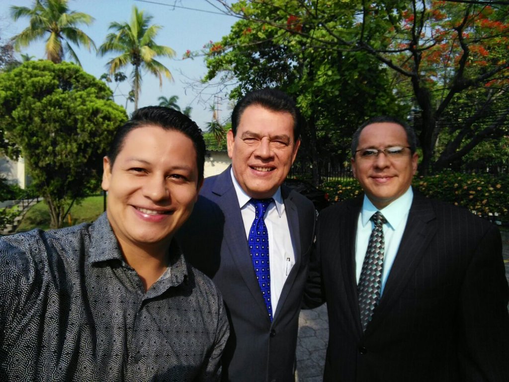 MemoEstradaqq's tweet photo. Algo cambió en @MOISESURBINA que hoy a cualquier hora se le puede notar #Impecable #ConGel Saludos, estimado! https://t.co/NqOW6MbJra