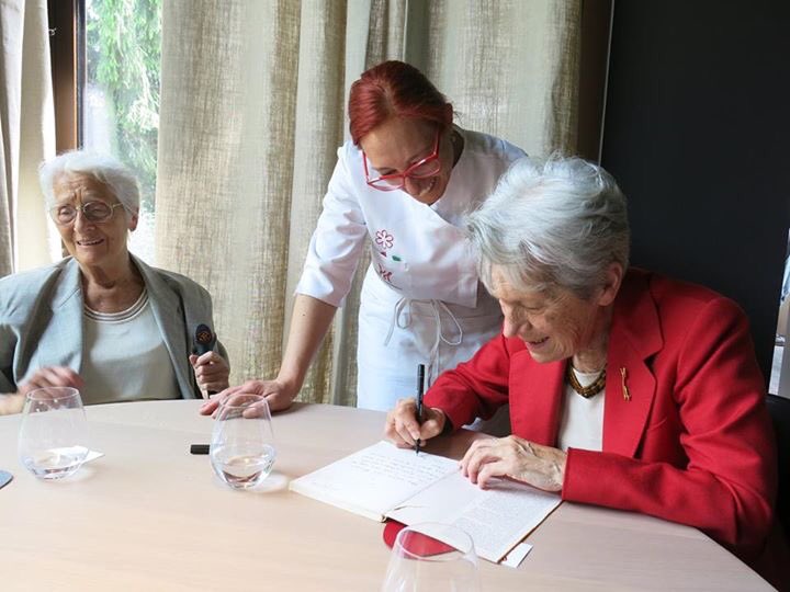 rossa_aurora's tweet photo. Grande gioia nella nostra casa, oggi le sorelle Simili sono venute a farci i loro auguri per la riapertura! https://t.co/iQLPlz9jXs