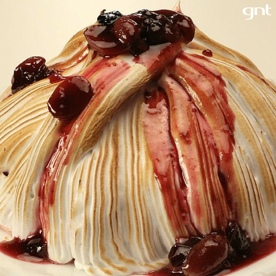 Pão-de-ló com uva recheado de sorvete de cream cheese <3 Essa e muitas outras delícias no #QueSejaDoceNoGNT às 19h30