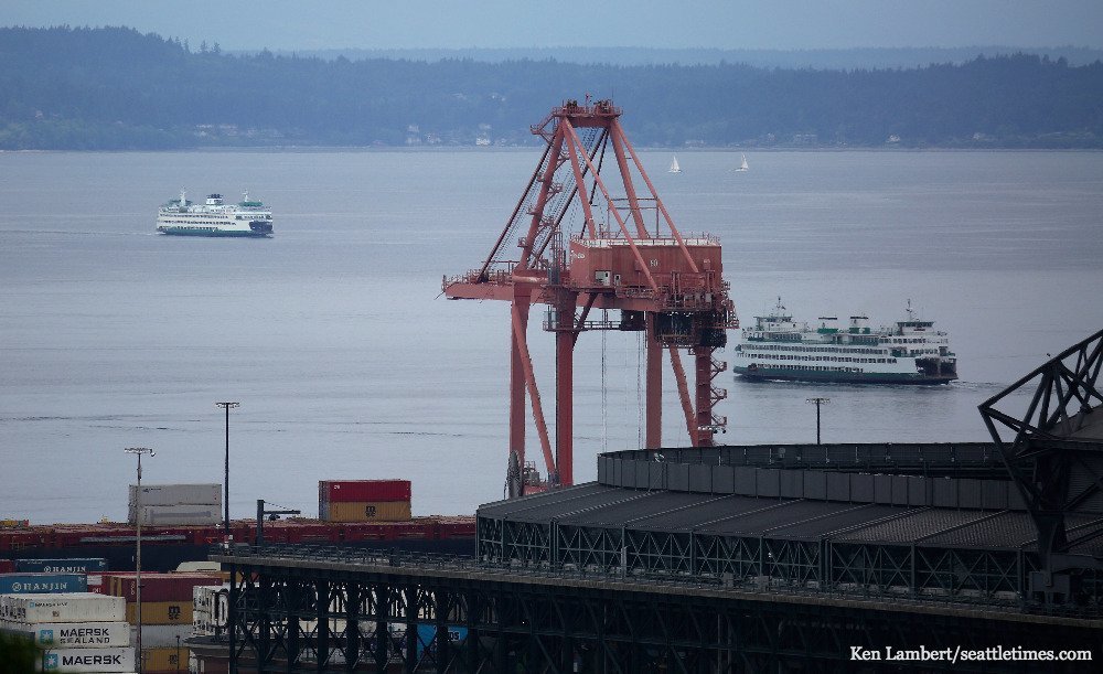 seattletimes's tweet photo. A ferry creeps toward downtown Seattle during the major and rare #SeaOutage https://t.co/O1FMGqHLJQ https://t.co/ZCM8Jx4gR6