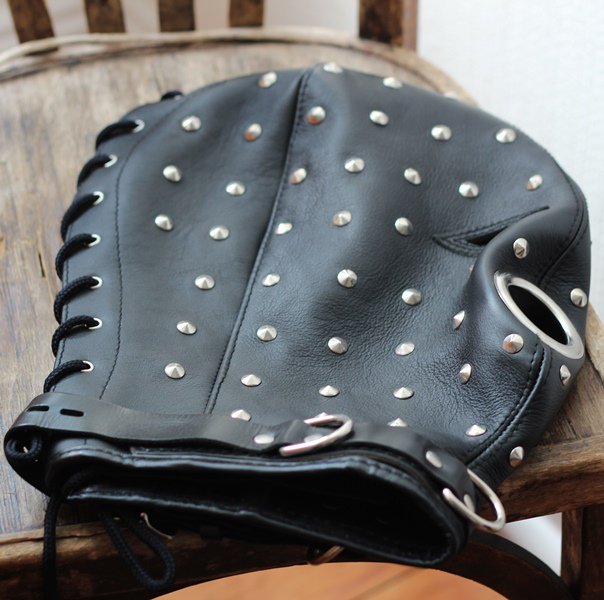 Joanna_Lark's tweet photo. Masterpiece of leather craft - leather Master mask with studs https://t.co/OmNfIpWoBk #bdsmhood #mastermask https://t.co/bwMR6Qwzuq