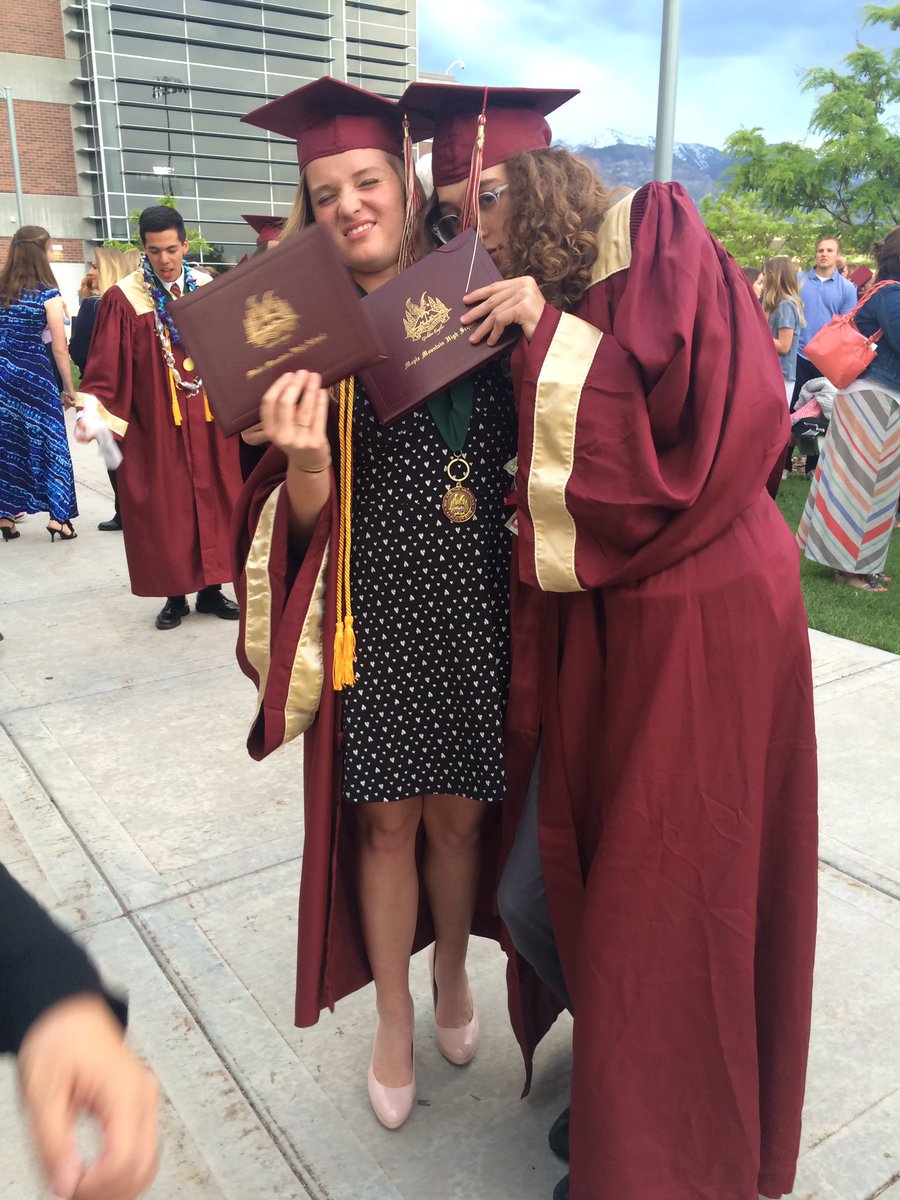 sydsassy's tweet photo. WOOHOO 🎉🎉🎓😛 https://t.co/QlTBGMwMDP