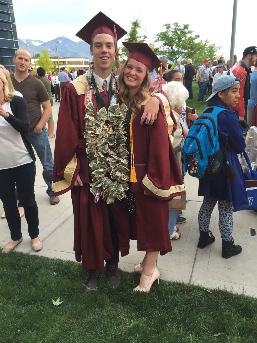 sydsassy's tweet photo. WOOHOO 🎉🎉🎓😛 https://t.co/QlTBGMwMDP