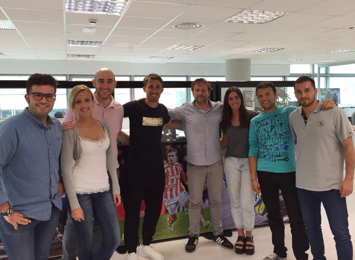 PlaymakerAG's tweet photo. Hoy nos ha visitado un crack 😉 @muniesa92 Torna aviat! #playmakerteam #MM5 #football ⚽️ https://t.co/OspEbG0OPE