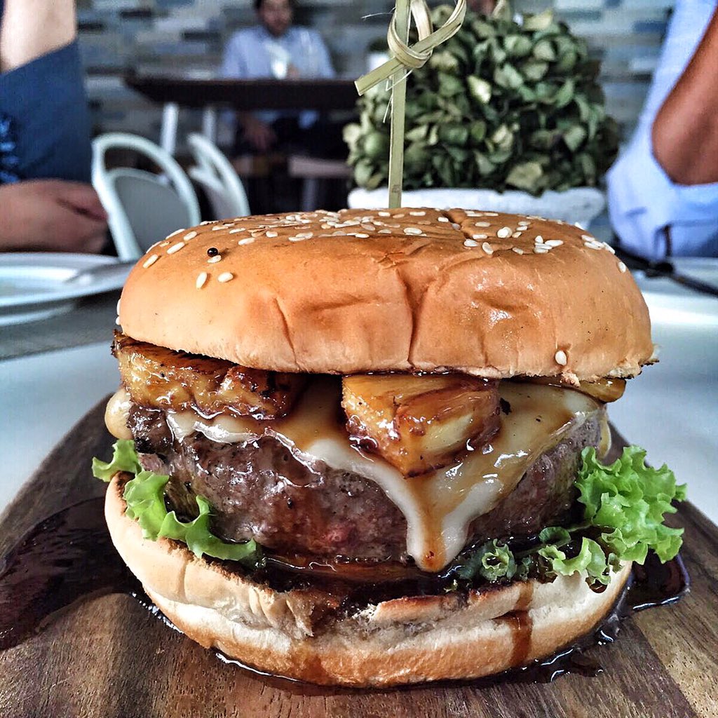 ColatteCafe's tweet photo. Hawaiian Burger kind of day 🍔 !!;) #Colatte #ColatteMenu #Friends #SantoDomingo https://t.co/OPDNXTnapg