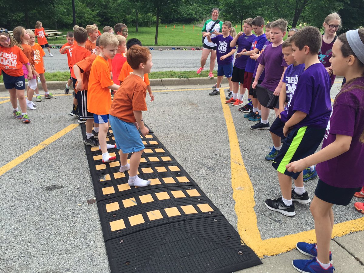 MrsByrdCoomer's tweet photo. 1st grade vs. 4th grade dance off at the #coolCatholicschool 😊 https://t.co/rjyofHRC4C