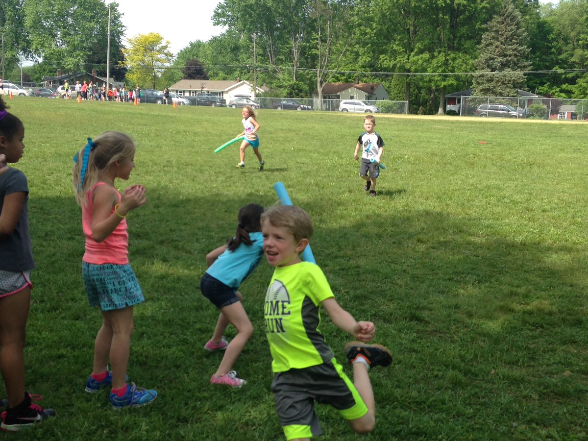 sarahaegger's tweet photo. We love noodle relay races! @CatrinaSteiner https://t.co/ELctIDoShk