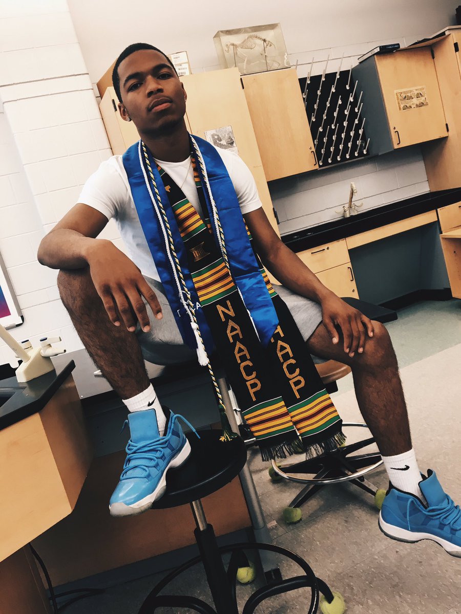 ZayPrimo_'s tweet photo. Just want to make my family proud🎓
#IWillNotBeAStatistic #CAU20🐾 #CT2k16🤑 https://t.co/2bWxkJozRU
