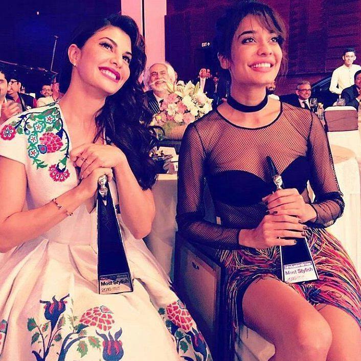 OnlyTalkies's tweet photo. Beautiful Girls❤❤@jacquelinef143 and @lisahaydonofficial at #htmoststylishawards2016 in Delhi last night.. #bollywo… https://t.co/VJycTcZ5cY