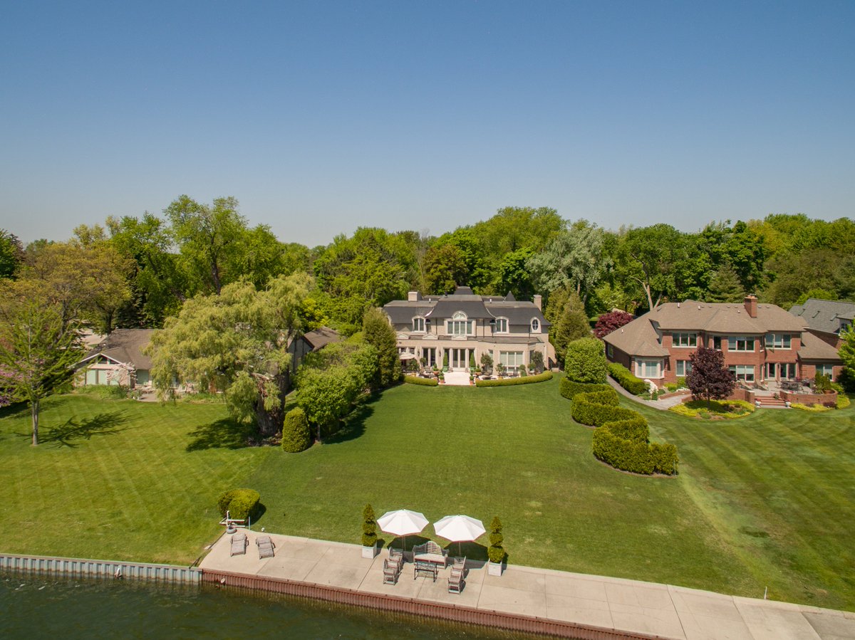 AeriusFlight's tweet photo. Another beautiful listing offered by @cathychampion, great #grossepointe water front property. Check it out! #drones https://t.co/Ta1qJhQKQw