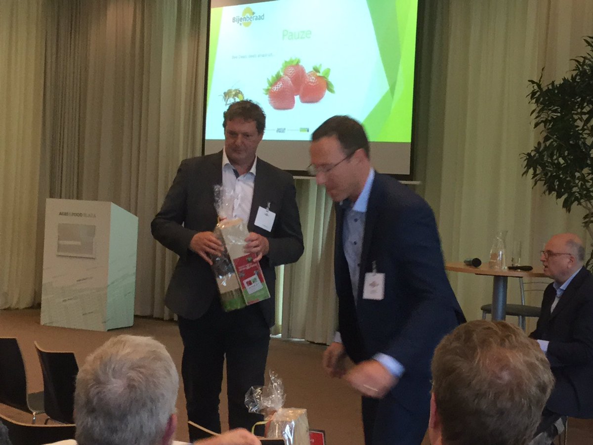 Tijdens nationaal Bijenberaad Den Bosch kregen sprekers originele home4bees wijnkistje. Dus ook prof Koos Biesmeijer