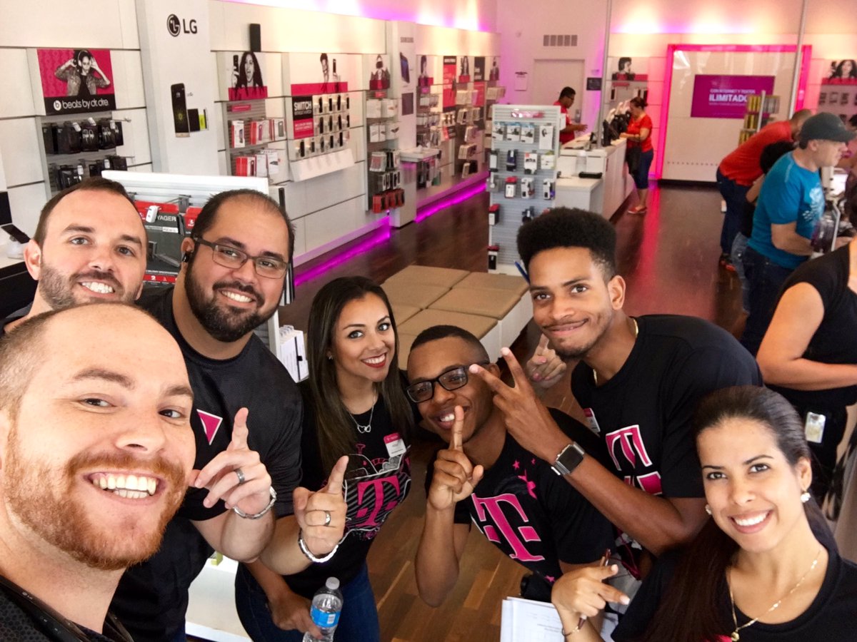 MrDennisJones's tweet photo. @WirelessVision in the house! Store visit at mighty Flagler store in Miami! @jackhjohnson @m_wan4life @dlopez_78 https://t.co/BptUVB9Y91