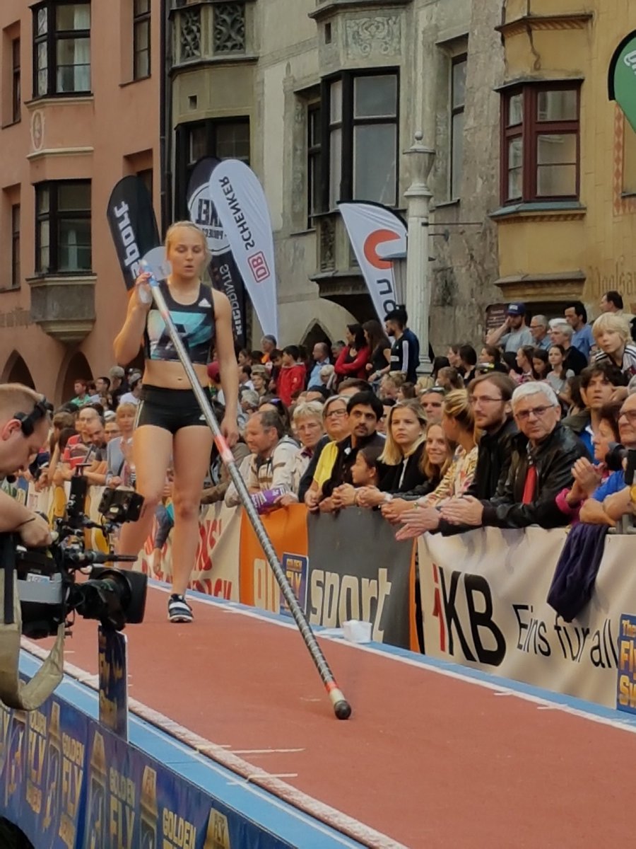 Lisa Gunarsson prepares to jump 4.40m