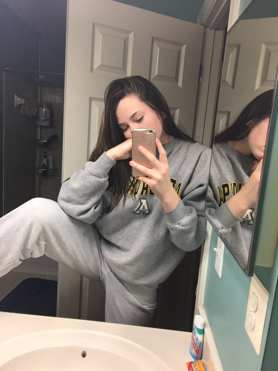 groutflt's tweet photo. r walk in a lazy fit https://t.co/3rN6QfhdbG