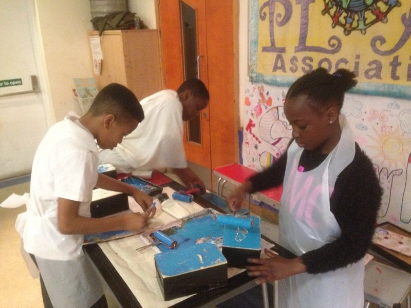 HarPAofficial's tweet photo. Amazing time printing today with kids from local schools. New skills and blue hands! #Quangle #carnival https://t.co/mqJBS0H8QI
