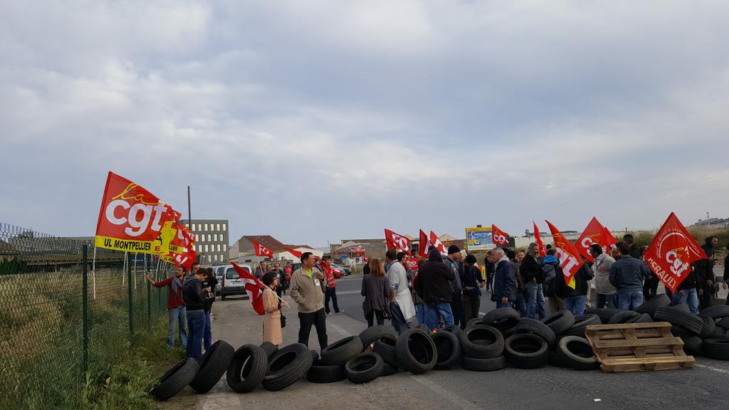 ulCGTMONTPEL's tweet photo. Début blocage chantier sncf à sete #LoiTravail https://t.co/ydR864CQDc