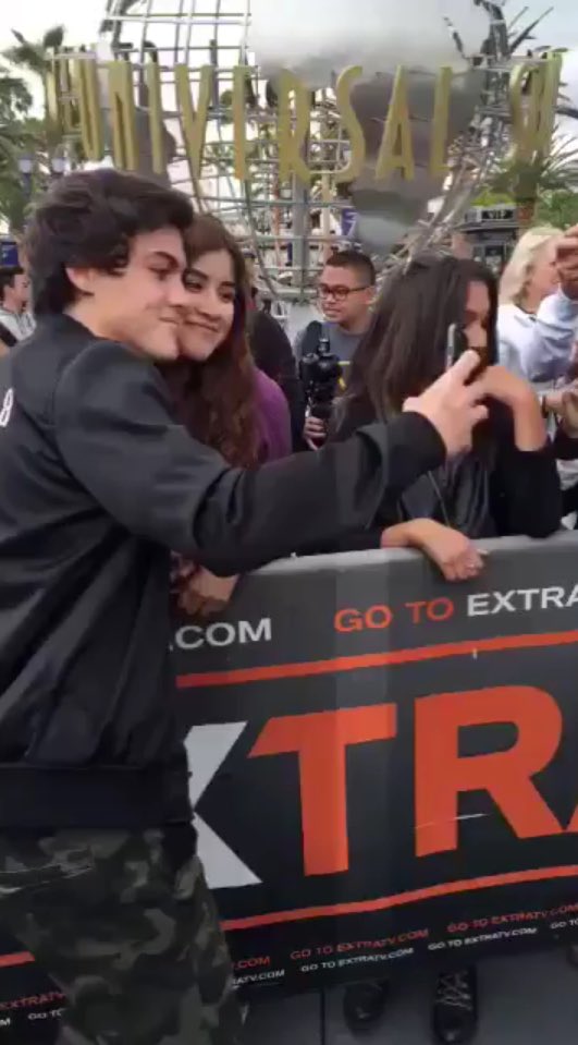jojomadeit's tweet photo. the guy was like "hurry up guys" but they take pics and hug fans anyway, DONT EVER TELL ME THEY DONT CARE https://t.co/NHf0UJZ2MA