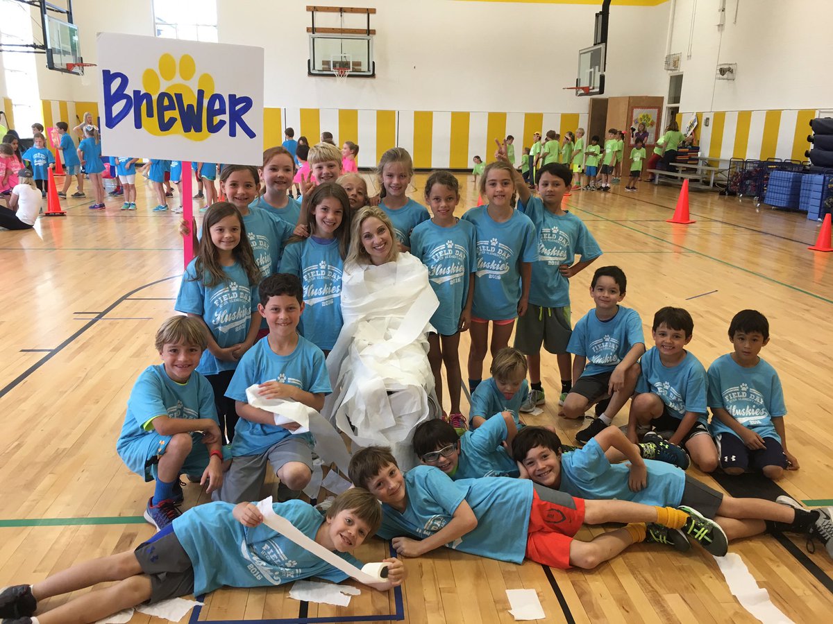 gonzalestweets's tweet photo. #fieldday was a success! #goodtimes #theraincanNOTstopus #2ndgrade https://t.co/rXM6zCF7wt